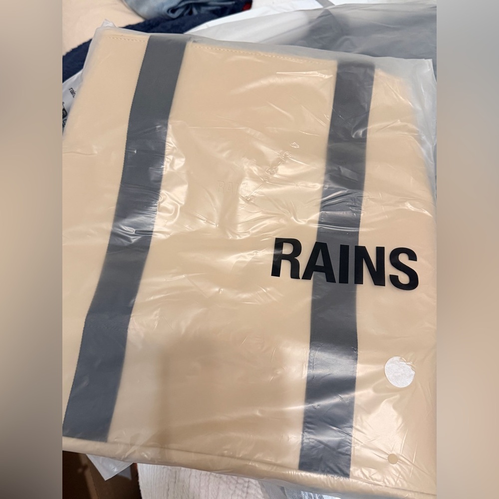 NEW Rains Hilo Weekend Bag In SAND Waterproof - Picture 5 of 7